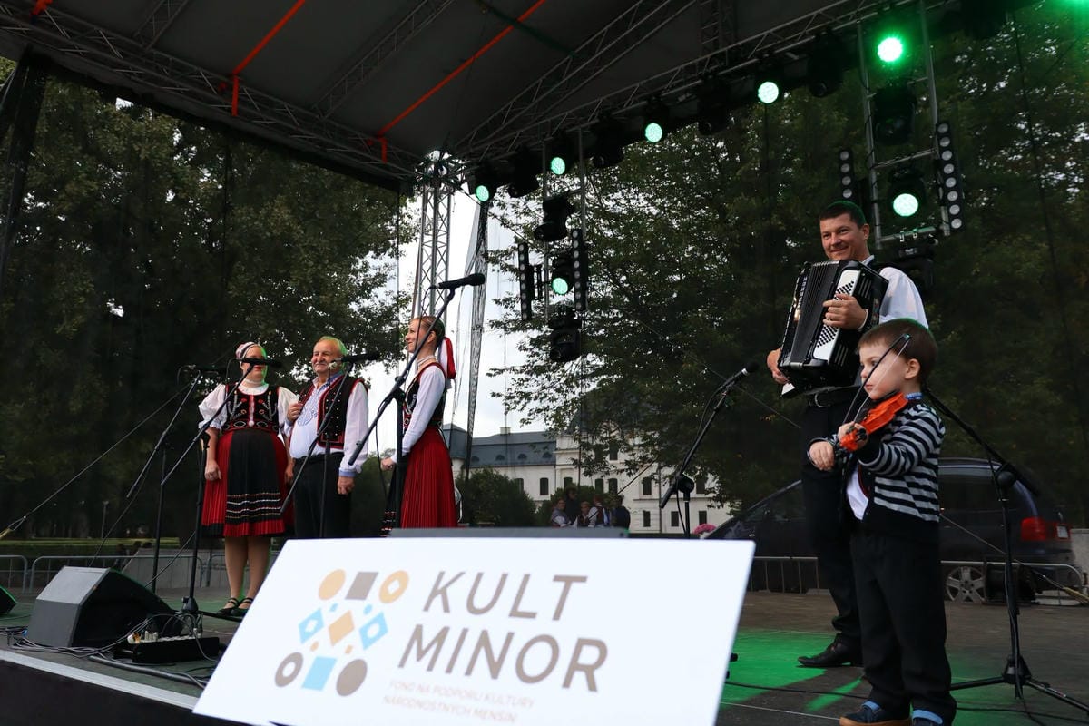vystúpenie speváčok a speváka v kroji za sprievodu harmonikára a malého huslistu